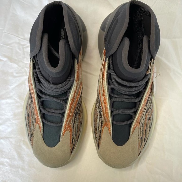 Yeezy main image 4